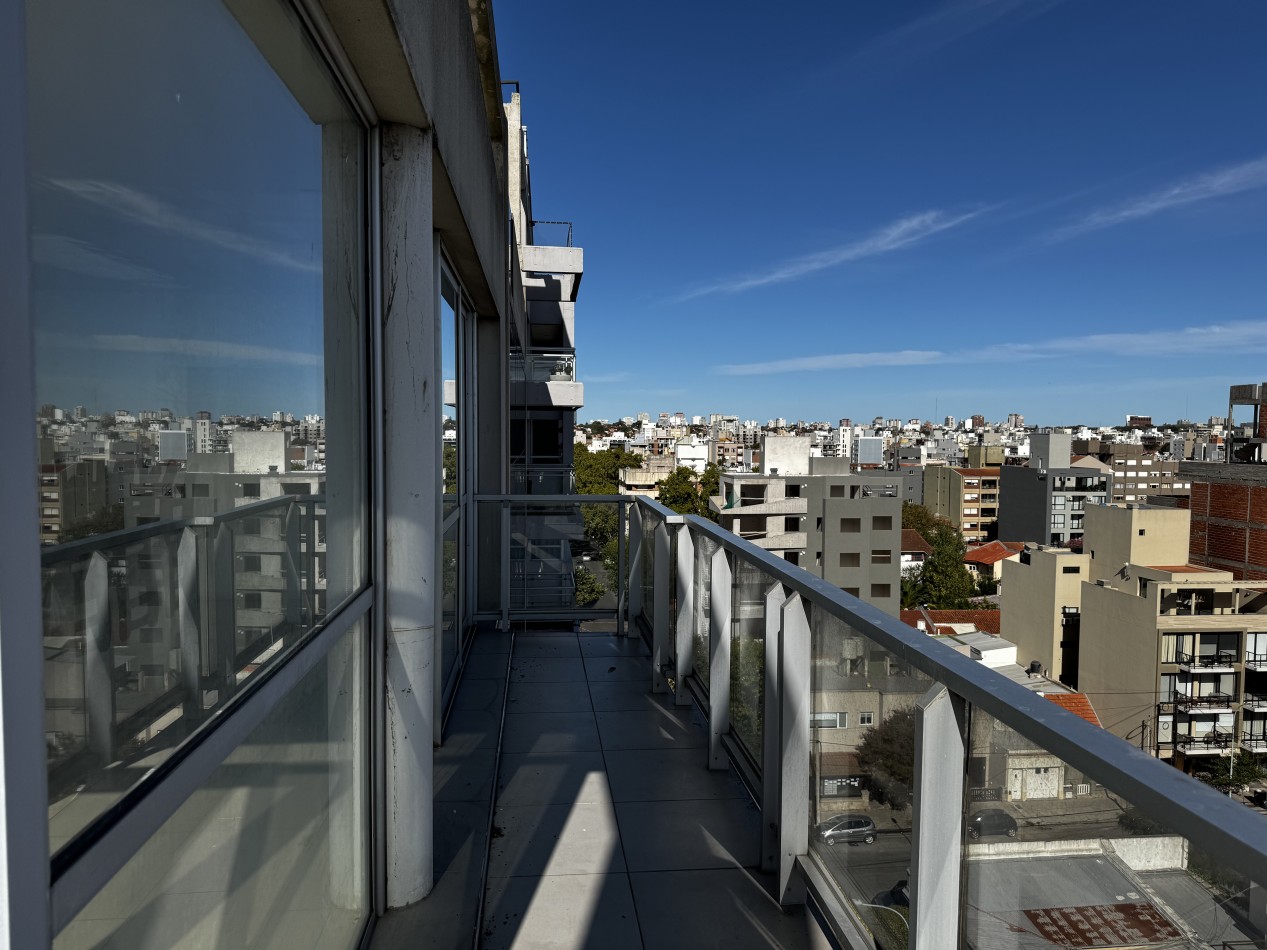 SEMIPISO 3 AMBIENTES DE CATEGORIA AL FRENTE CON BALCON A LA CALLE