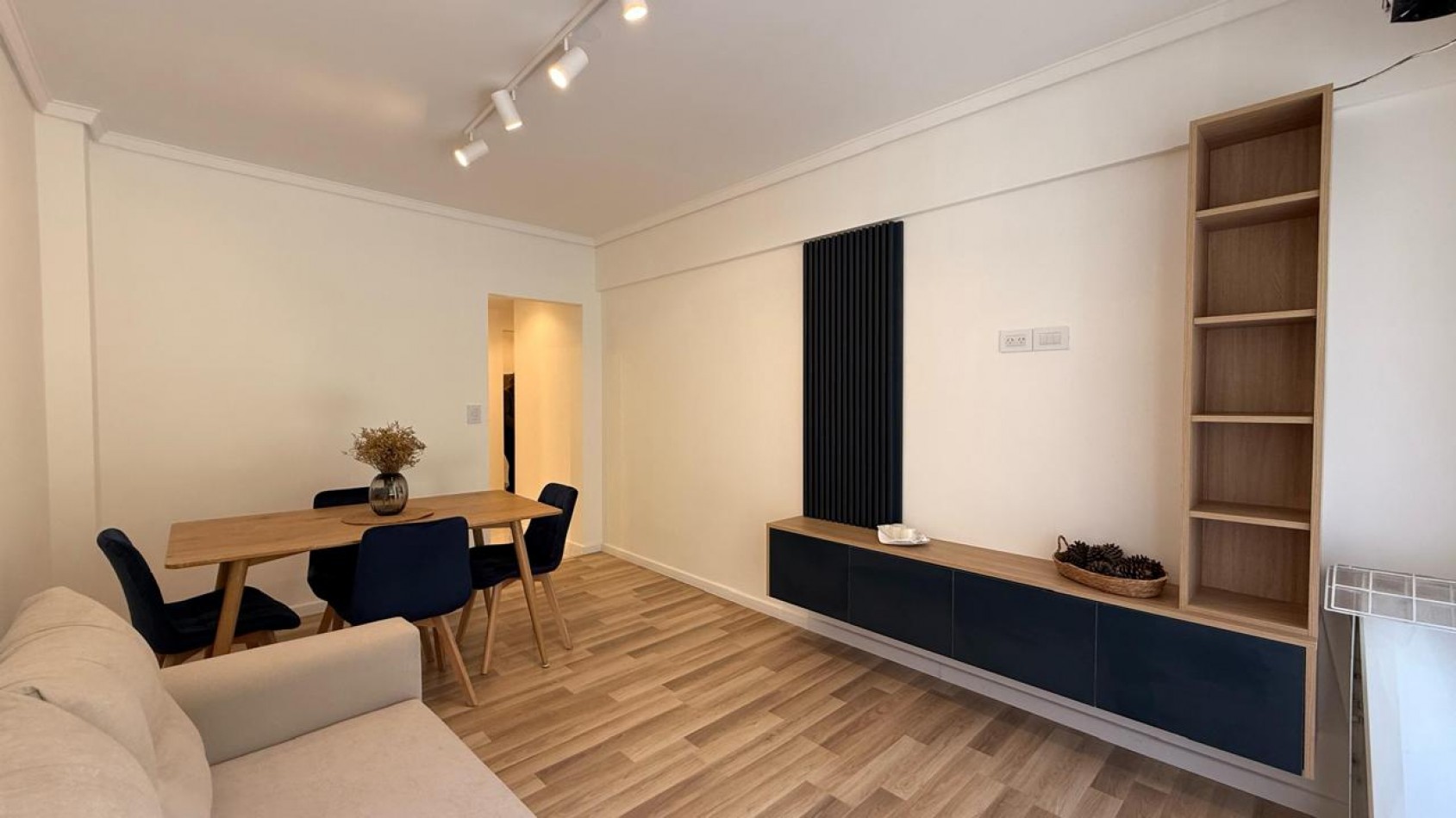 2 AMBIENTES CON BALCON A LA CALLE EN ZONA CENTRO