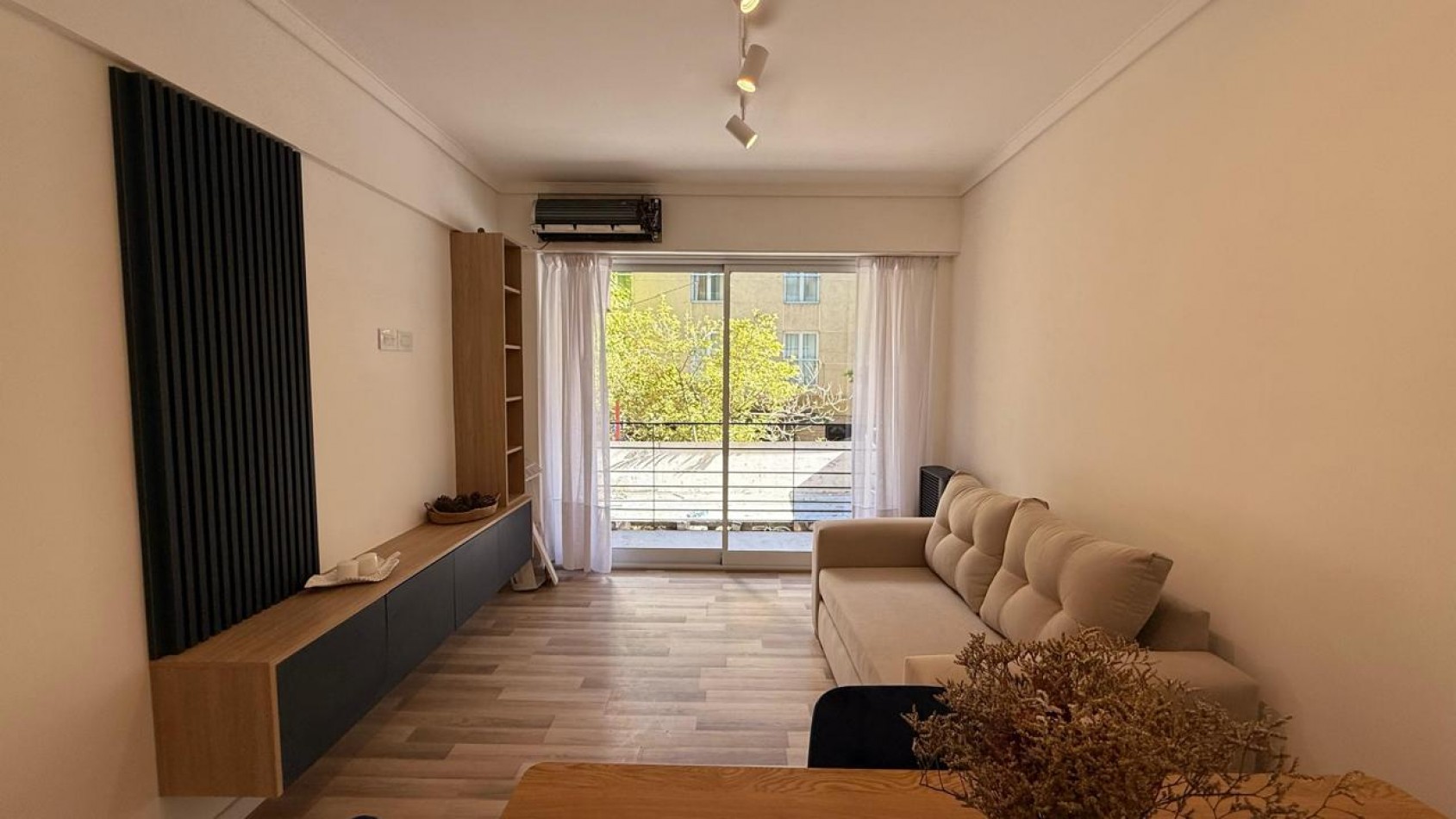 2 AMBIENTES CON BALCON A LA CALLE EN ZONA CENTRO