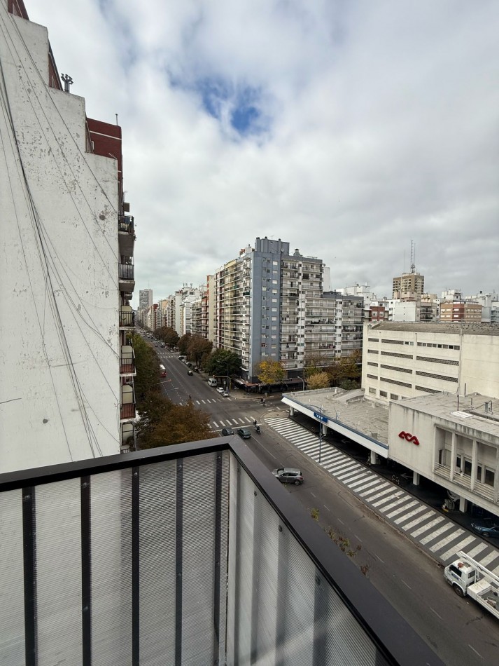 Departamento 2 Ambientes Reciclado con Balcon y Dependencia sobre Av. Colon - 7° Piso - Apto Credito