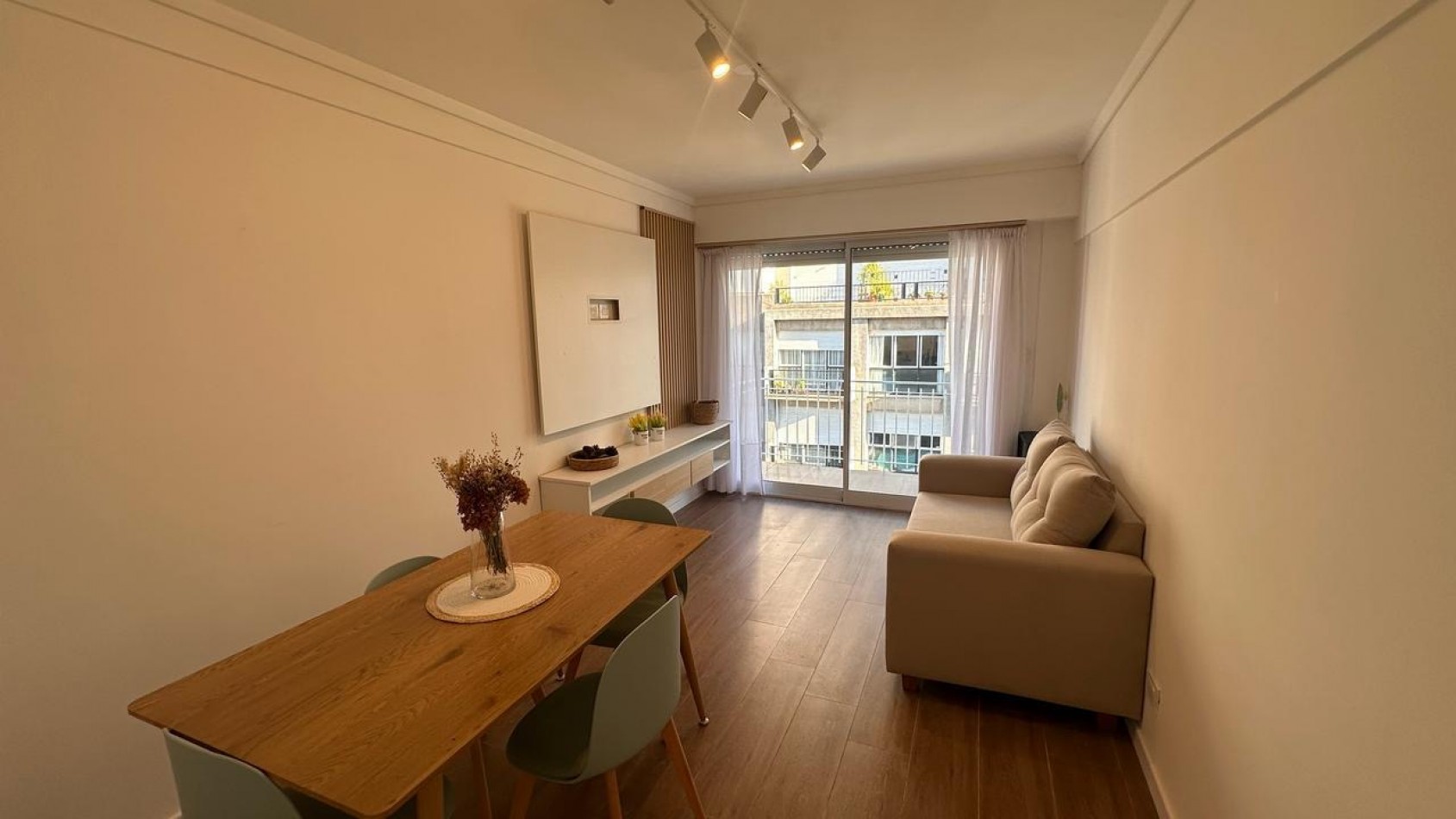 2 AMBIENTES TOTALMENTE RECICLADO CON BALCON A LA CALLE