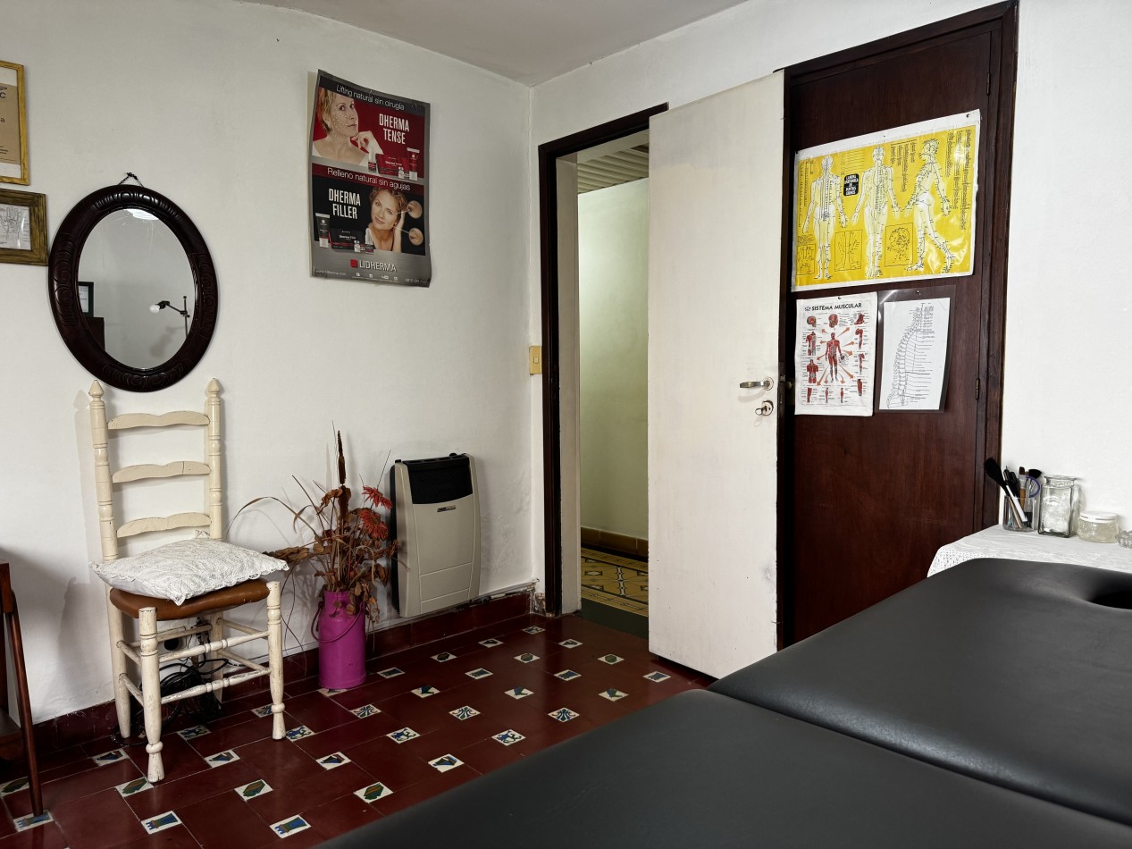 Chalet de 4 ambientes en esquina con garage, patio y altillo - Chauvin - Mar del Plata