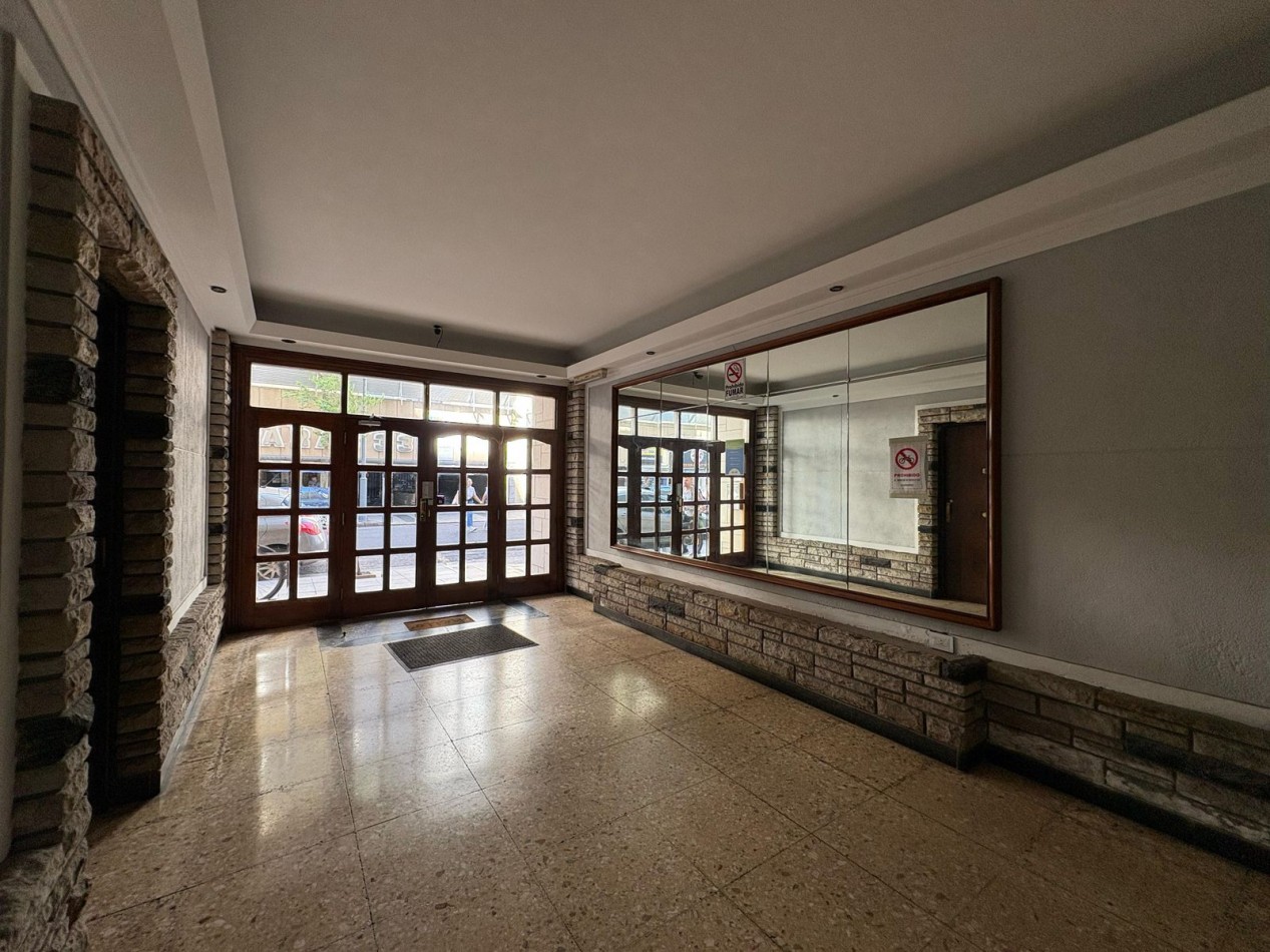 Departamento de 3 Ambientes con Dependencia y Toilette a Metros del Mar - Plaza Colon - Apto Credito