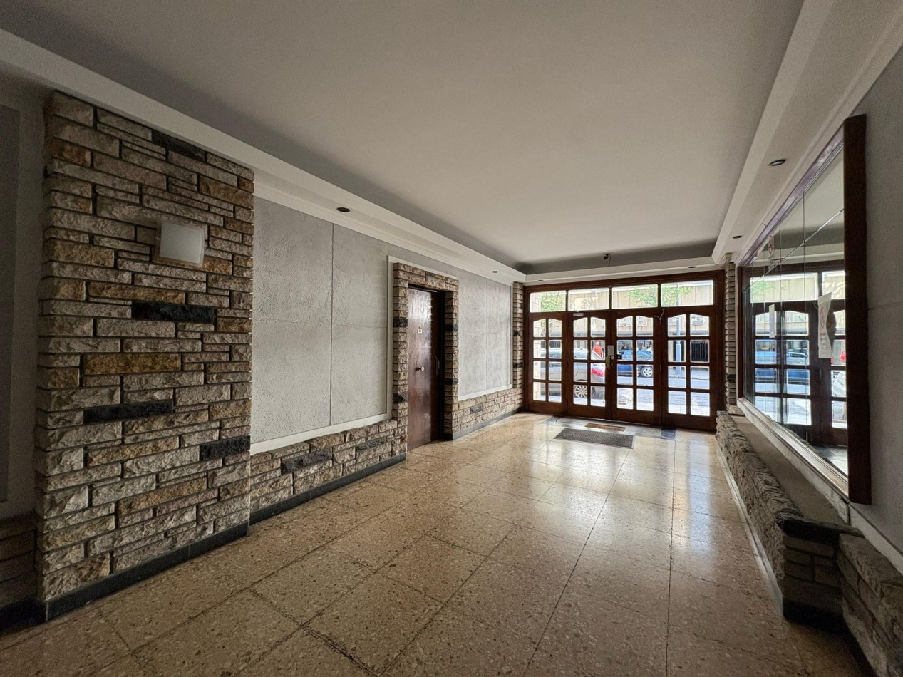 Departamento de 3 Ambientes con Dependencia y Toilette a Metros del Mar - Plaza Colon - Apto Credito