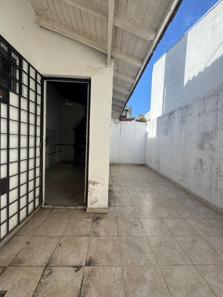 Casa 4 ambientes en ph (al frente totalmente independiente)