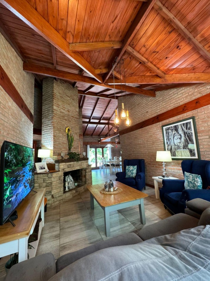CASA 4 AMBIENTES EN LOTE PROPIO CON PILETA CLIMATIZADA