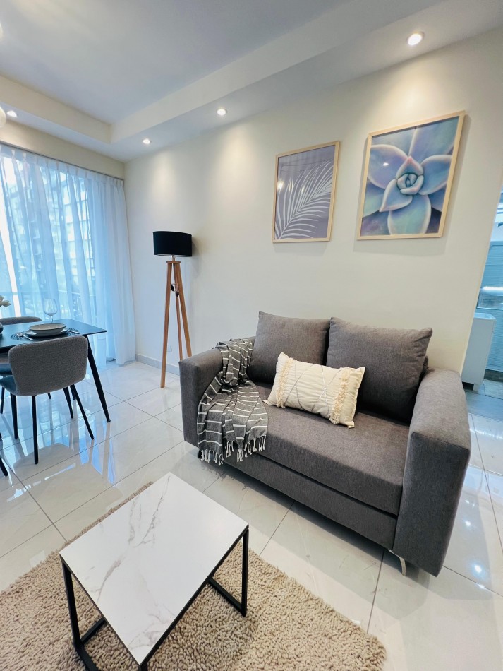 2 AMBIENTES CON BALCON A LA CALLE EN ZONA CENTRO