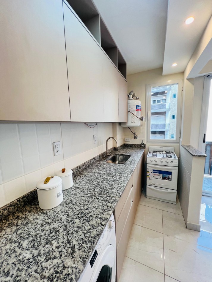 2 AMBIENTES CON BALCON A LA CALLE EN ZONA CENTRO