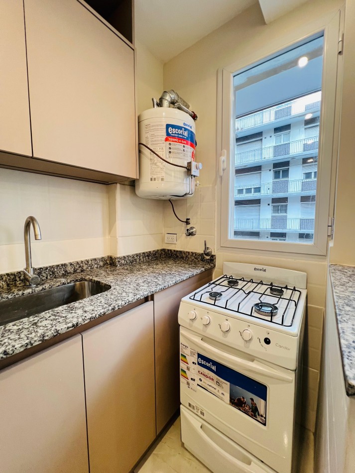 2 AMBIENTES CON BALCON A LA CALLE EN ZONA CENTRO