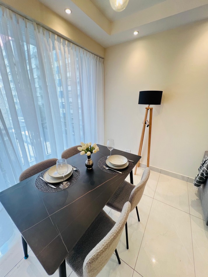 2 AMBIENTES CON BALCON A LA CALLE EN ZONA CENTRO