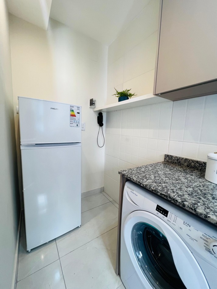 2 AMBIENTES CON BALCON A LA CALLE EN ZONA CENTRO