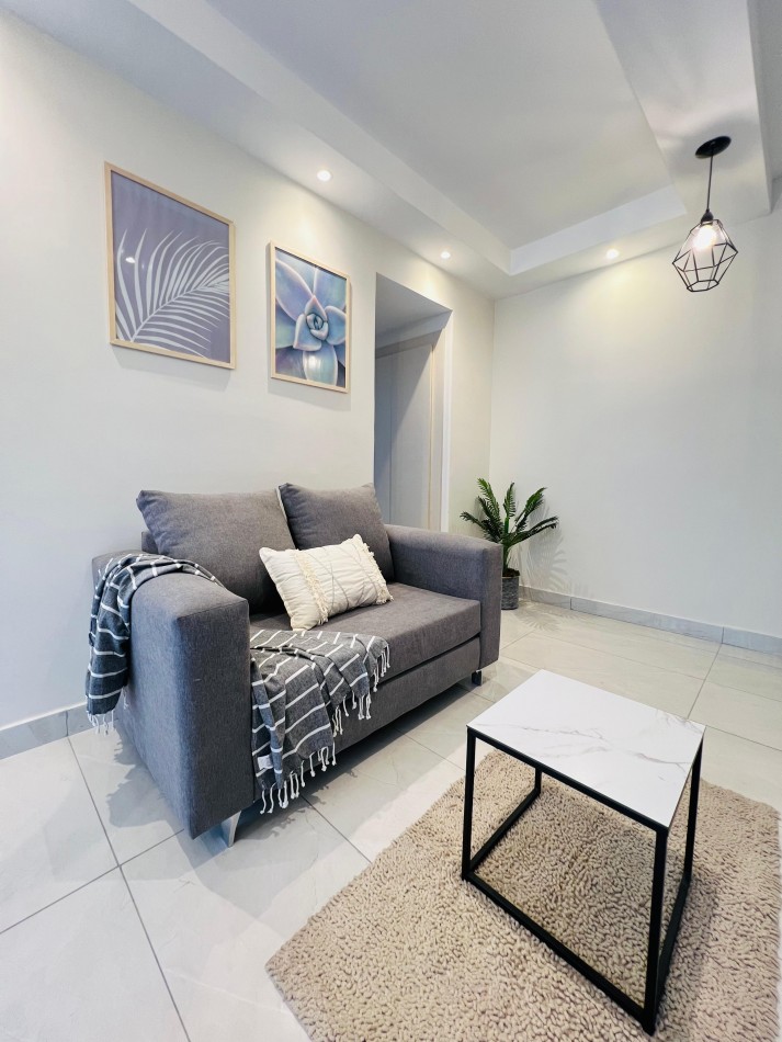 2 AMBIENTES CON BALCON A LA CALLE EN ZONA CENTRO