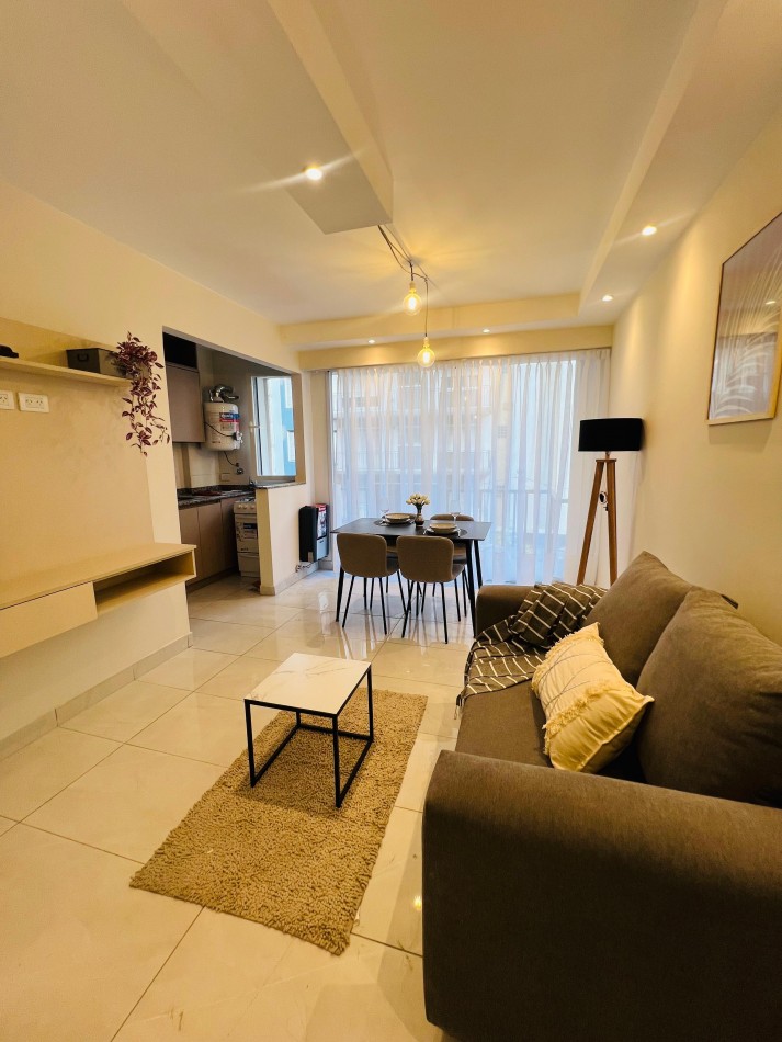 2 AMBIENTES CON BALCON A LA CALLE EN ZONA CENTRO