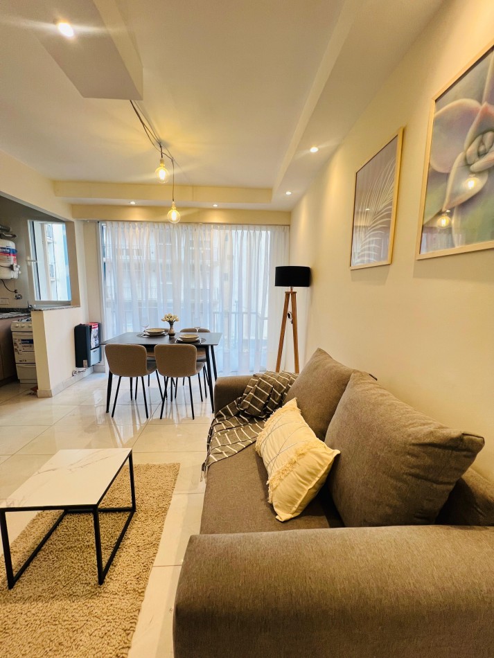2 AMBIENTES CON BALCON A LA CALLE EN ZONA CENTRO