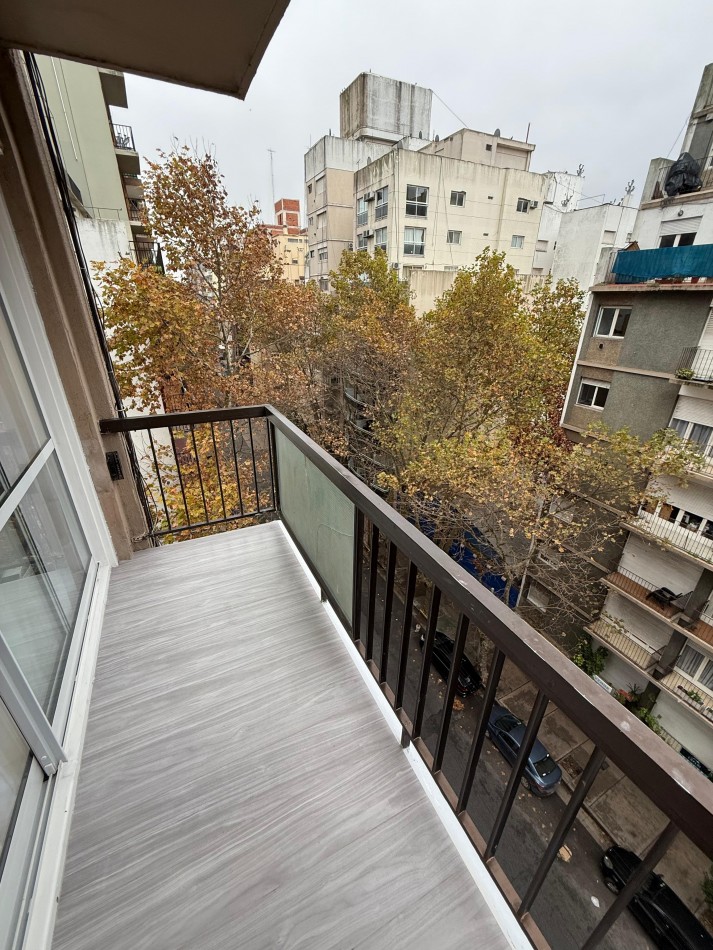 2 AMBIENTES RECICLADO A NUEVO CON BALCON A LA CALLE EN EXCELENTE UBICACION