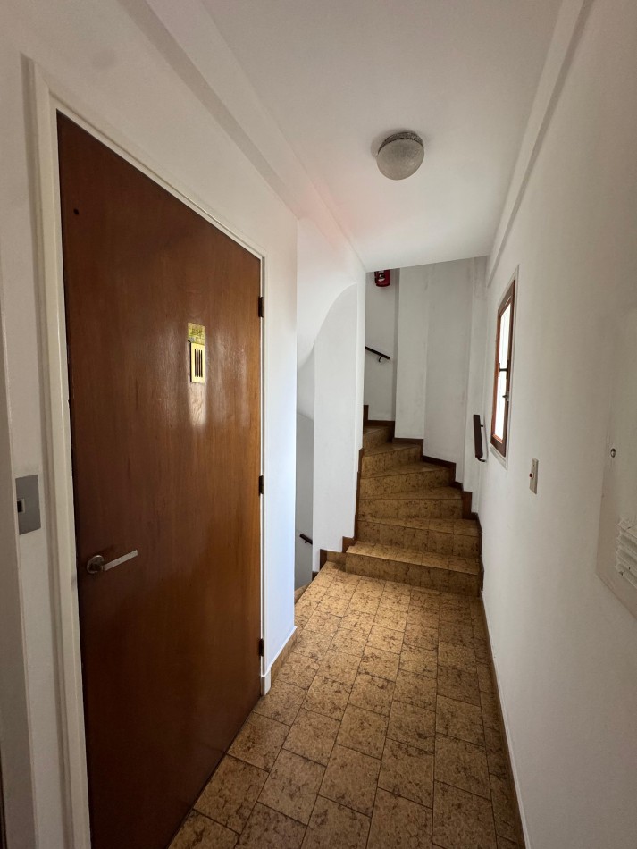 Piso de 3 Ambientes con Balcon a la Calle en Zona Plaza Mitre - Amplios Ambientes y Excelente Ubicacion-OPORTUNIDAD!