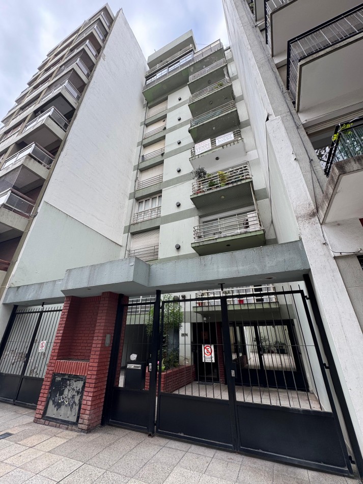 Piso de 3 Ambientes con Balcon a la Calle en Zona Plaza Mitre - Amplios Ambientes y Excelente Ubicacion-OPORTUNIDAD!