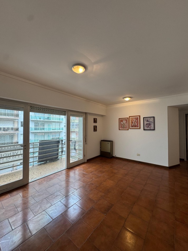 Piso de 3 Ambientes con Balcon a la Calle en Zona Plaza Mitre - Amplios Ambientes y Excelente Ubicacion-OPORTUNIDAD!