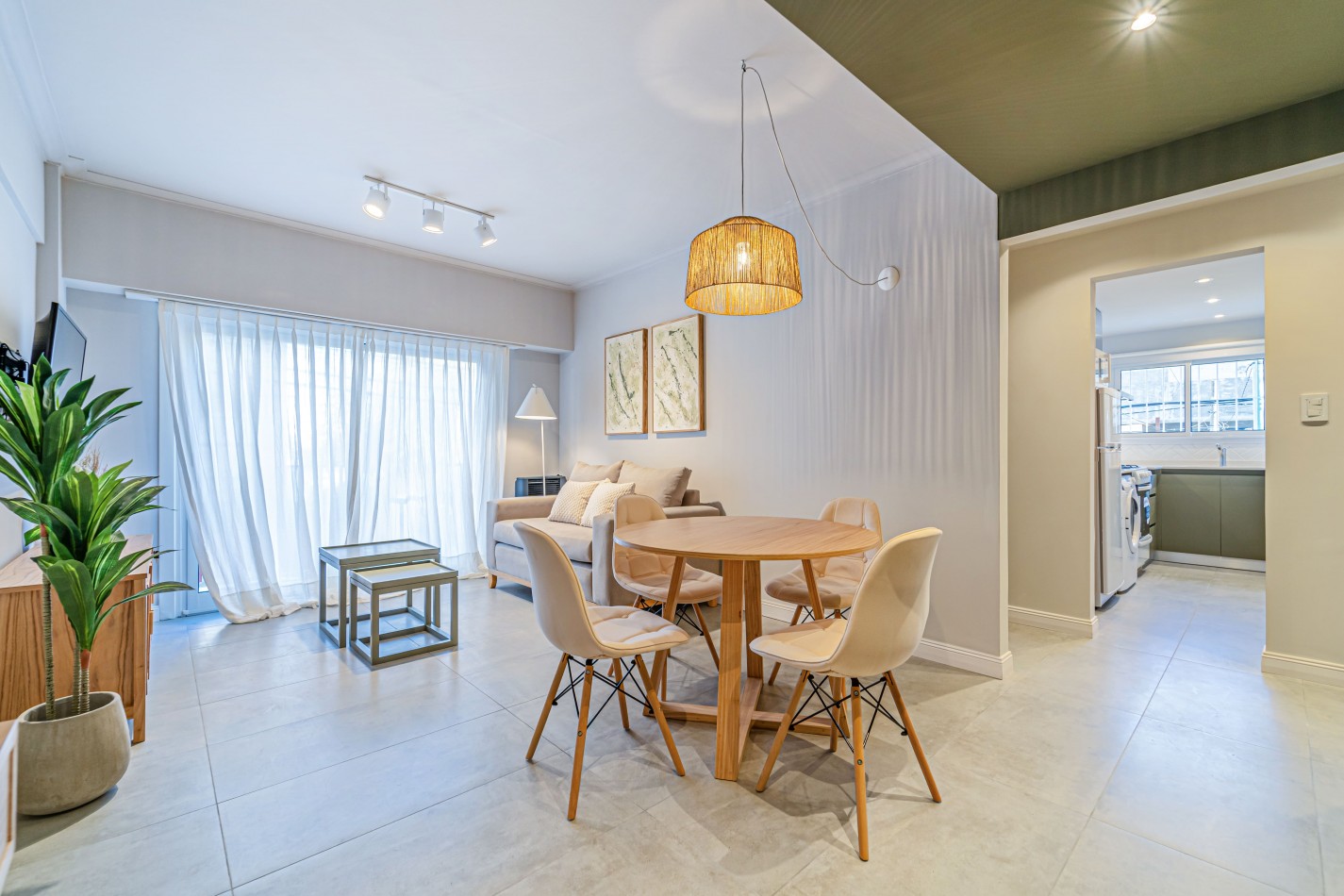 3 AMBIENTES TOTALMENTE RECICLADO Y AMOBLADO CON BALCON A LA CALLE