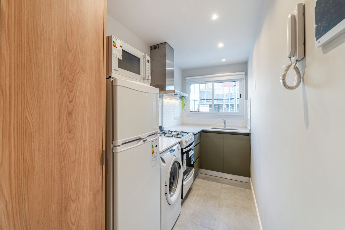 3 AMBIENTES TOTALMENTE RECICLADO Y AMOBLADO CON BALCON A LA CALLE