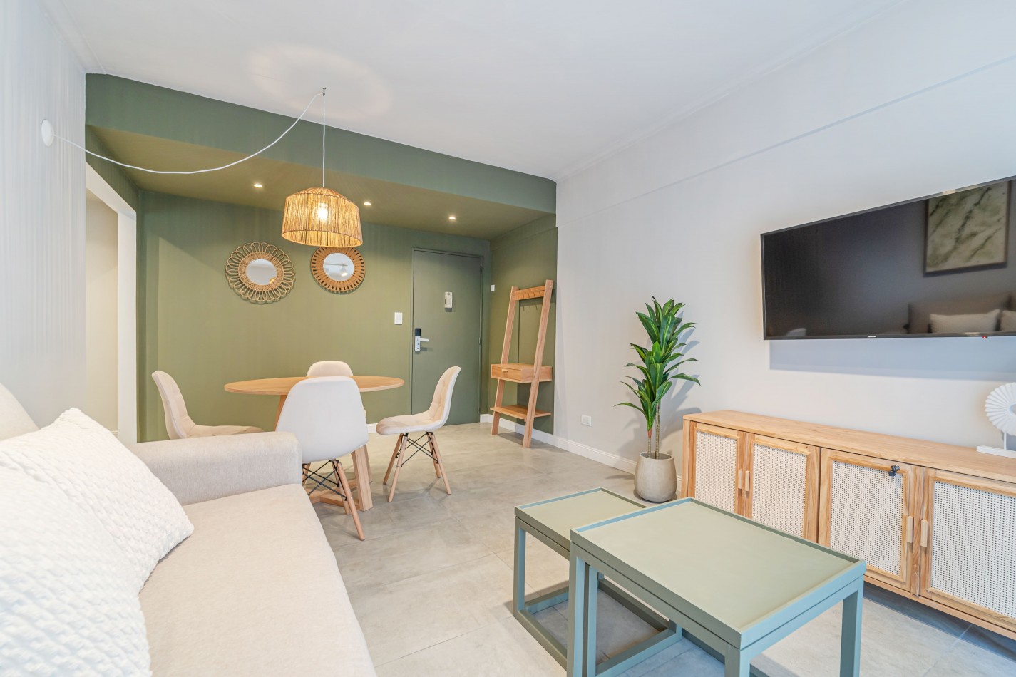 3 AMBIENTES TOTALMENTE RECICLADO Y AMOBLADO CON BALCON A LA CALLE