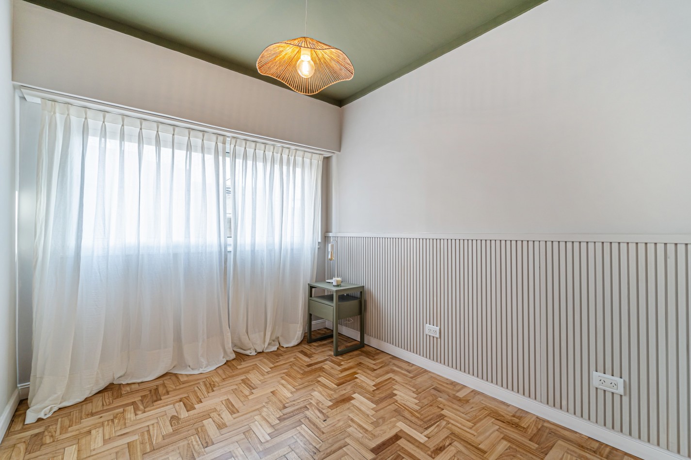 3 AMBIENTES TOTALMENTE RECICLADO Y AMOBLADO CON BALCON A LA CALLE