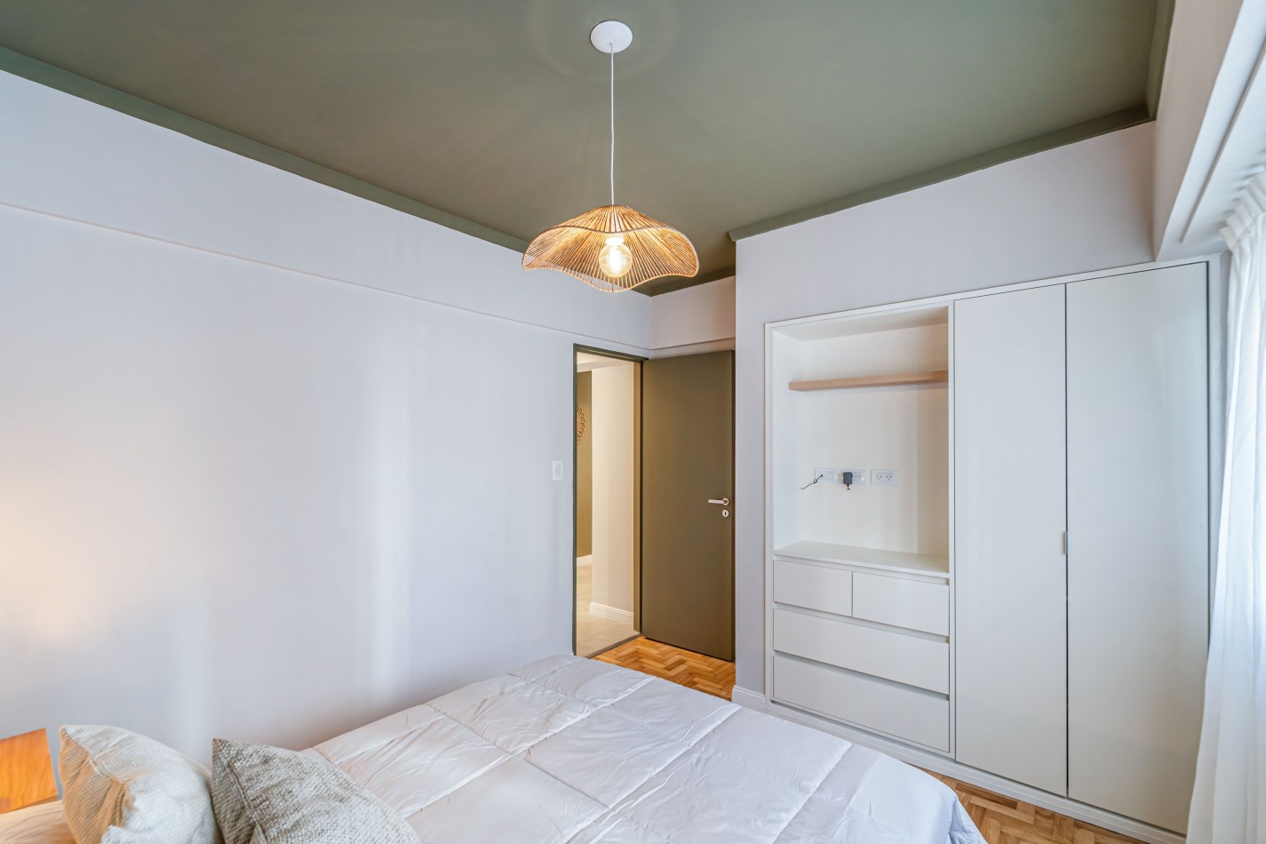 3 AMBIENTES TOTALMENTE RECICLADO Y AMOBLADO CON BALCON A LA CALLE
