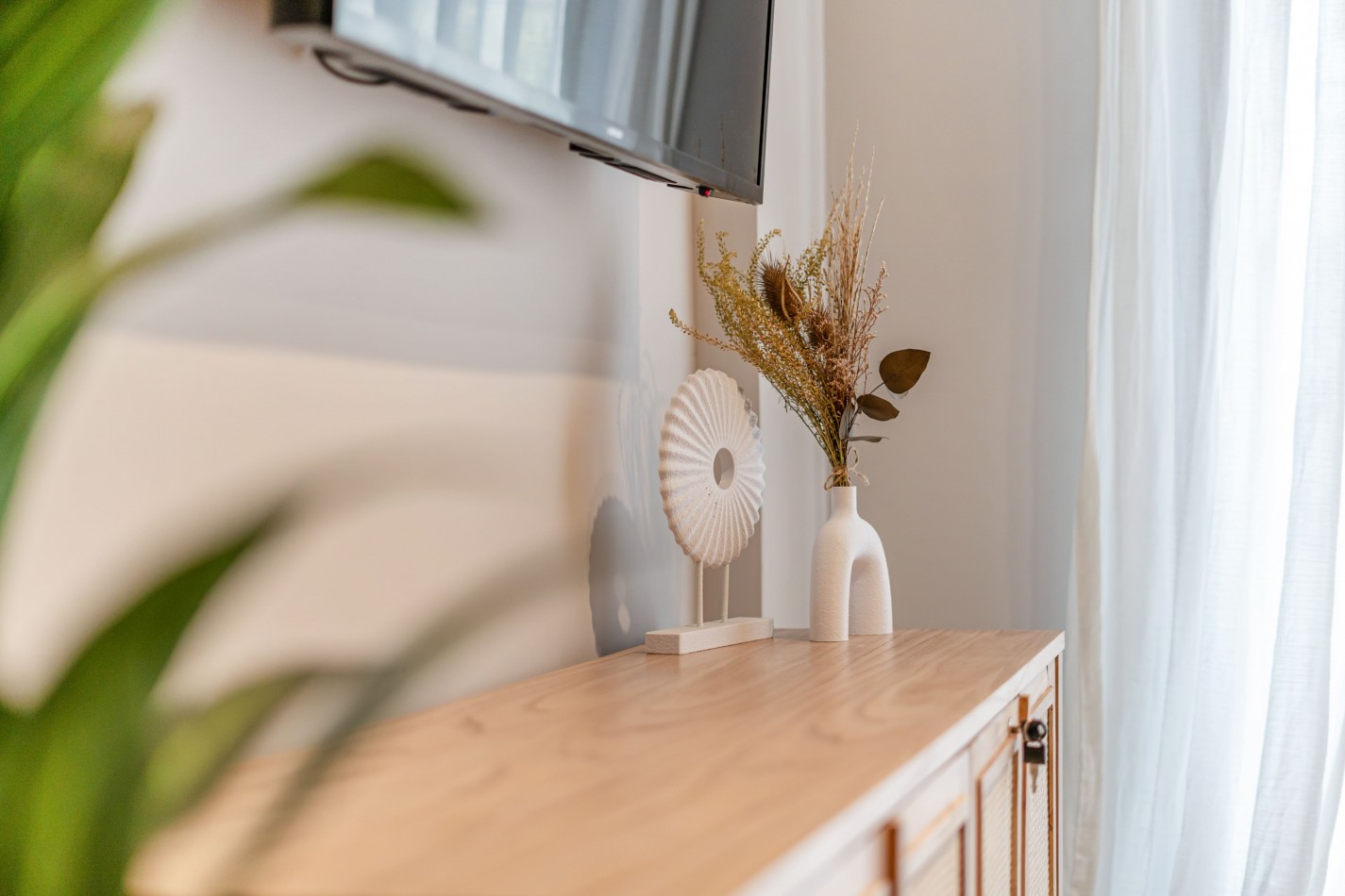 3 AMBIENTES TOTALMENTE RECICLADO Y AMOBLADO CON BALCON A LA CALLE