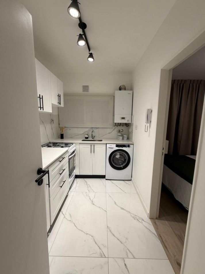 3 AMBIENTES RECICLADO CON BALCON A LA CALLE Y COCHERA/AMOBLADO/DECORADO