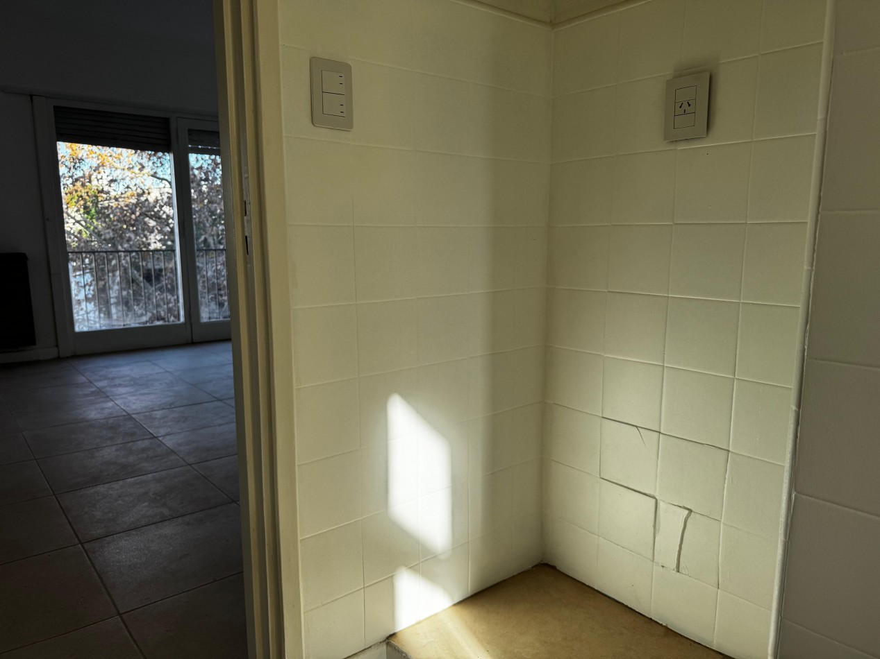 3 AMBIENTES CON BALCON AL FRENTE EN ZONA LA PERLA