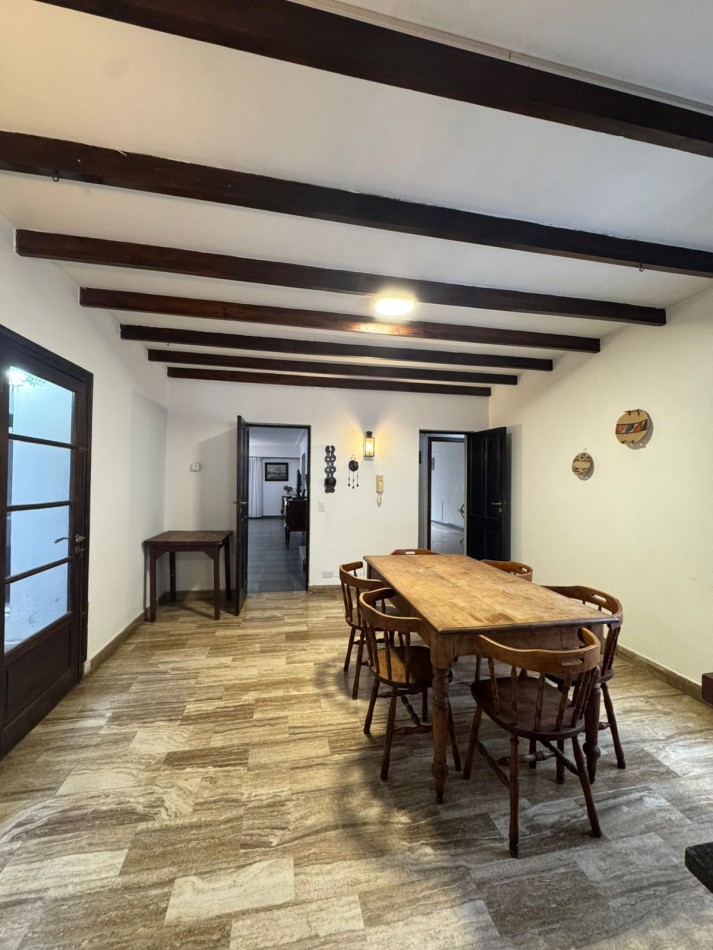 CASA 6 AMBIENTES CON COCHERA DOBLE, PATIO Y JARDIN DE INVIERNO