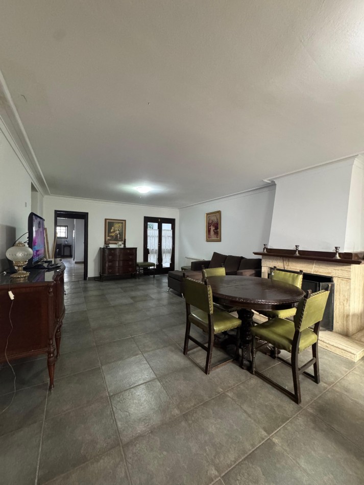 CASA 6 AMBIENTES CON COCHERA DOBLE, PATIO Y JARDIN DE INVIERNO