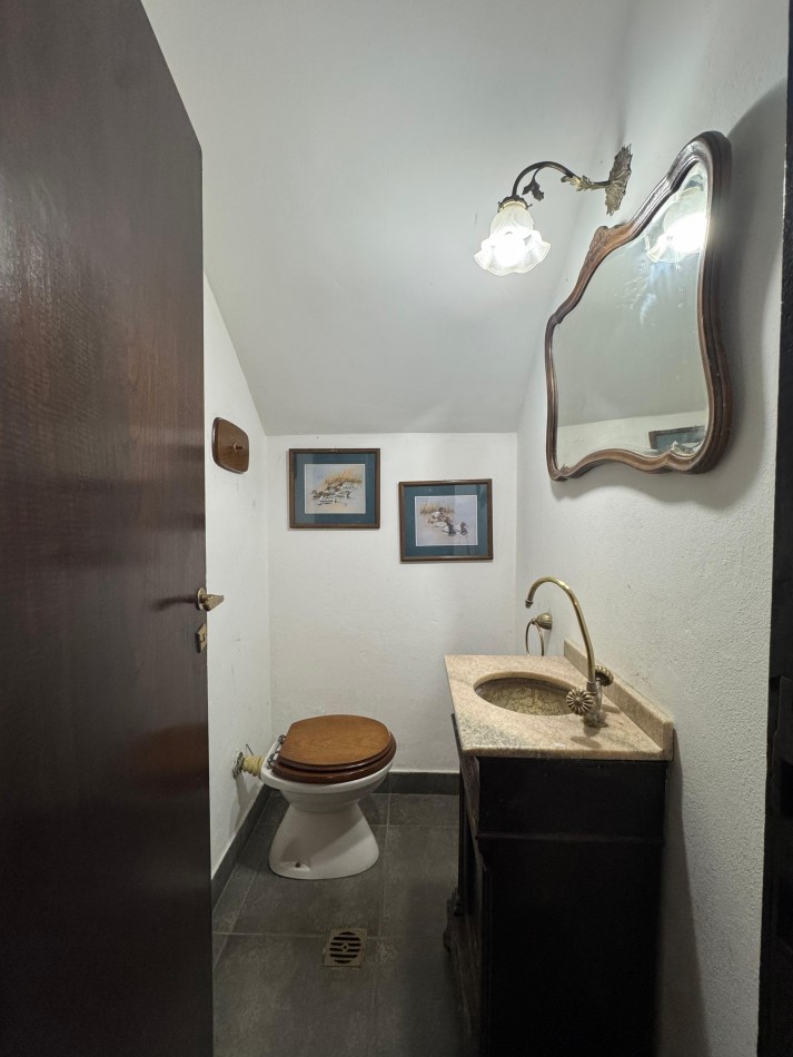 CASA 6 AMBIENTES CON COCHERA DOBLE, PATIO Y JARDIN DE INVIERNO