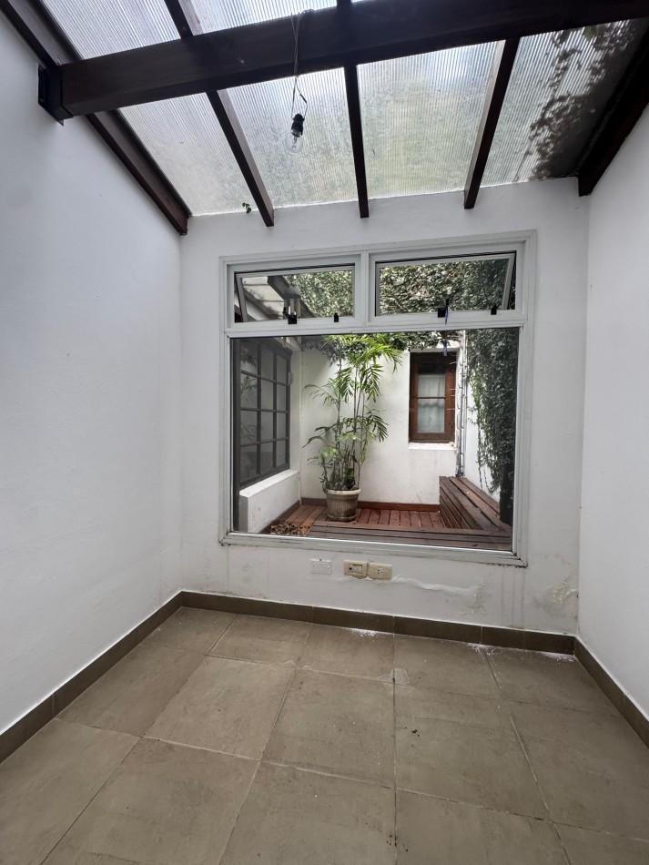 CASA 6 AMBIENTES CON COCHERA DOBLE, PATIO Y JARDIN DE INVIERNO