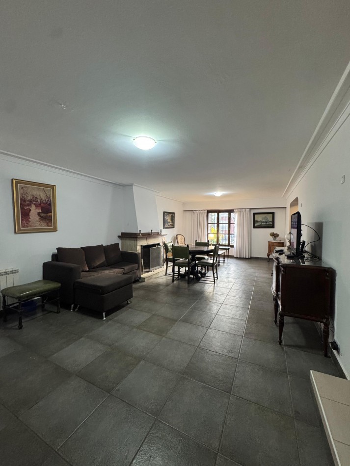 CASA 6 AMBIENTES CON COCHERA DOBLE, PATIO Y JARDIN DE INVIERNO
