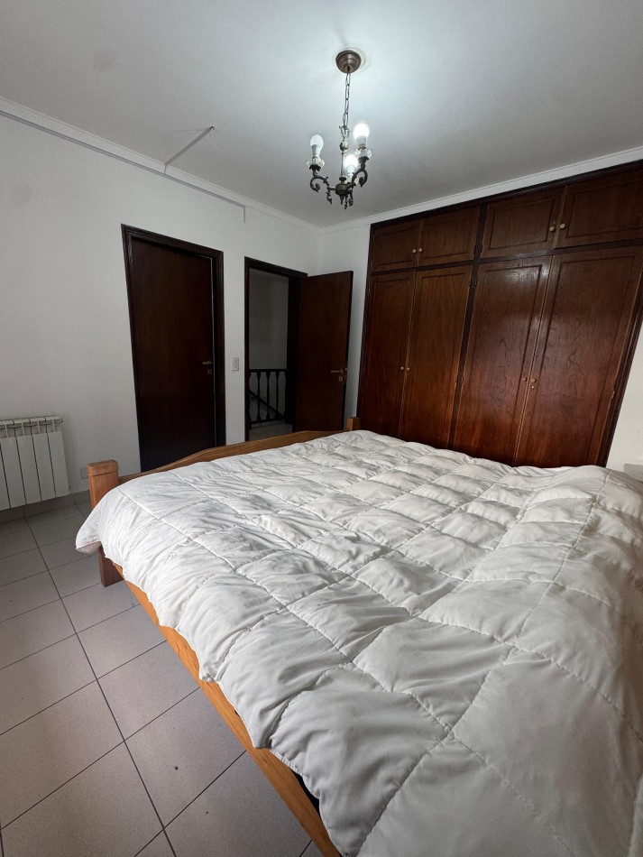 CASA 6 AMBIENTES CON COCHERA DOBLE, PATIO Y JARDIN DE INVIERNO