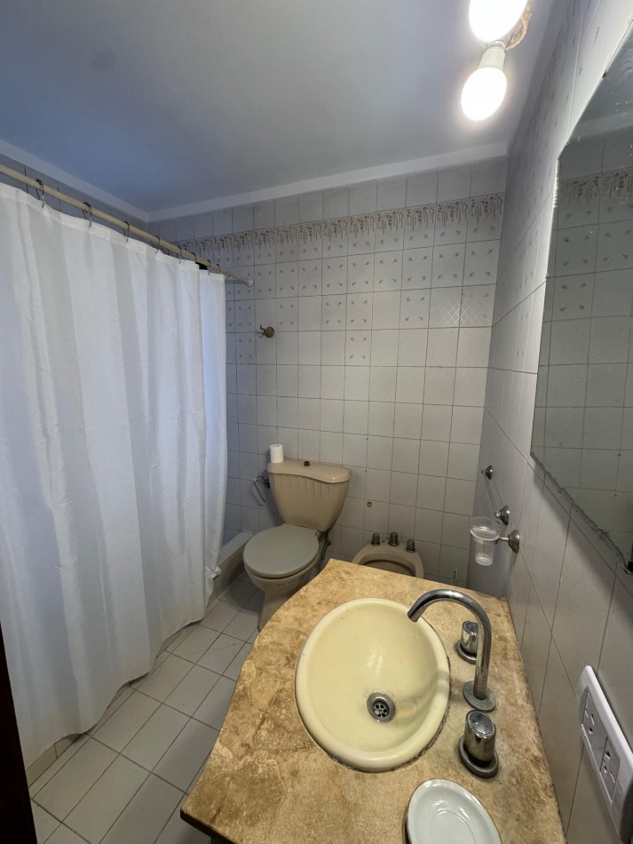 CASA 6 AMBIENTES CON COCHERA DOBLE, PATIO Y JARDIN DE INVIERNO