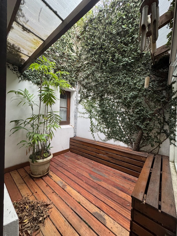 CASA 6 AMBIENTES CON COCHERA DOBLE, PATIO Y JARDIN DE INVIERNO
