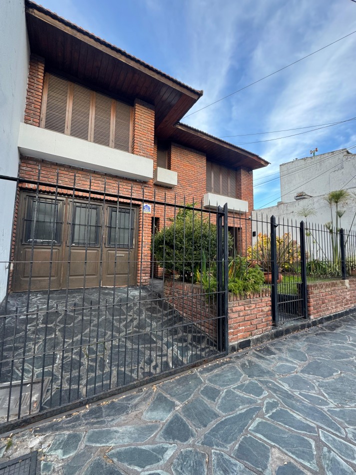 CASA 6 AMBIENTES CON COCHERA DOBLE, PATIO Y JARDIN DE INVIERNO