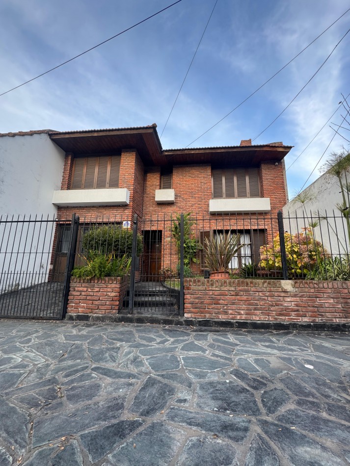 CASA 6 AMBIENTES CON COCHERA DOBLE, PATIO Y JARDIN DE INVIERNO