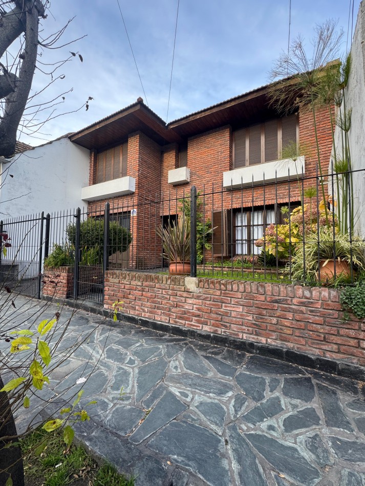 CASA 6 AMBIENTES CON COCHERA DOBLE, PATIO Y JARDIN DE INVIERNO