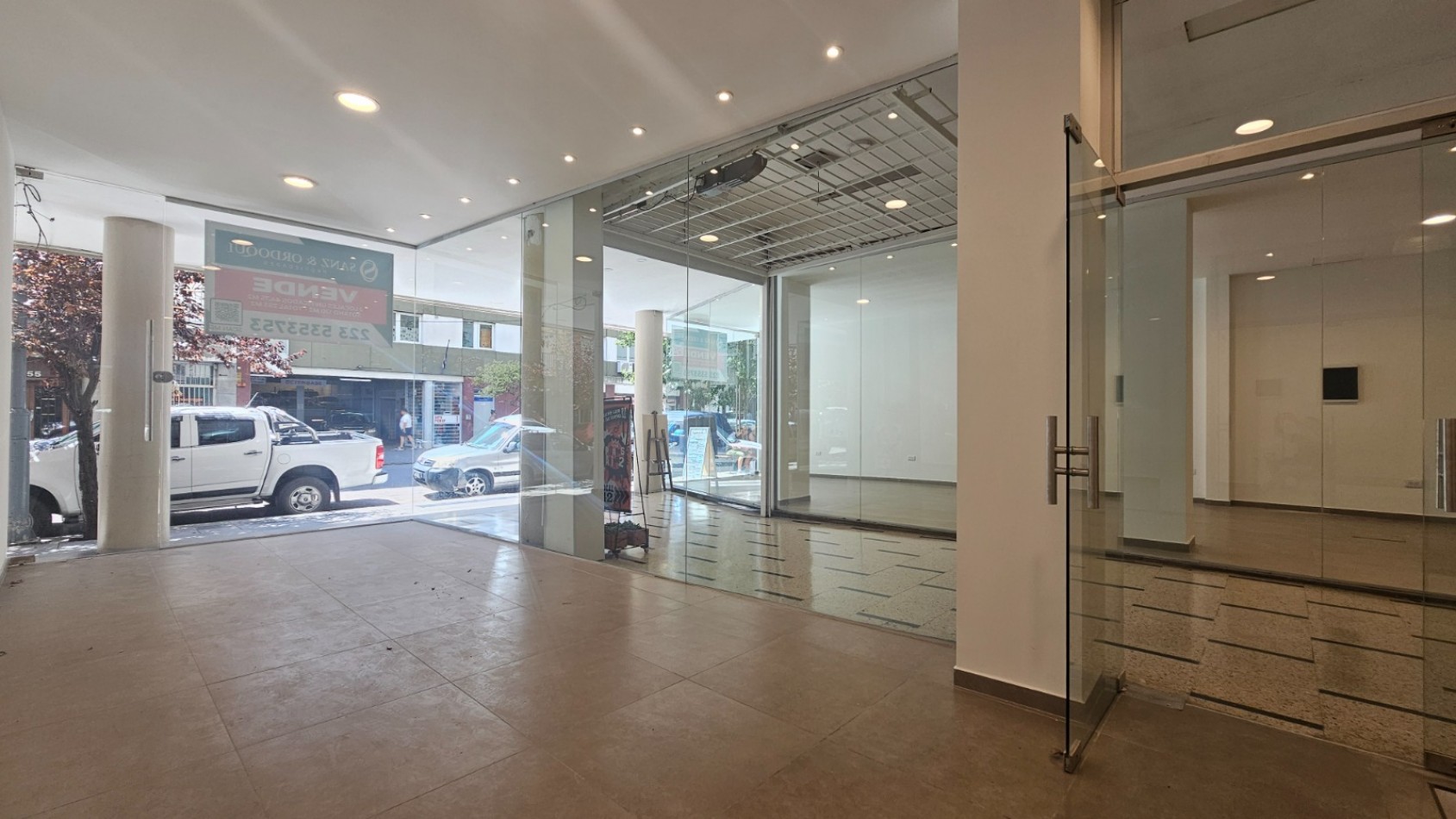 DOS LOCALES EN BLOCK A LA CALLE - GALERIA MORENO 2244, ZONA CENTRO