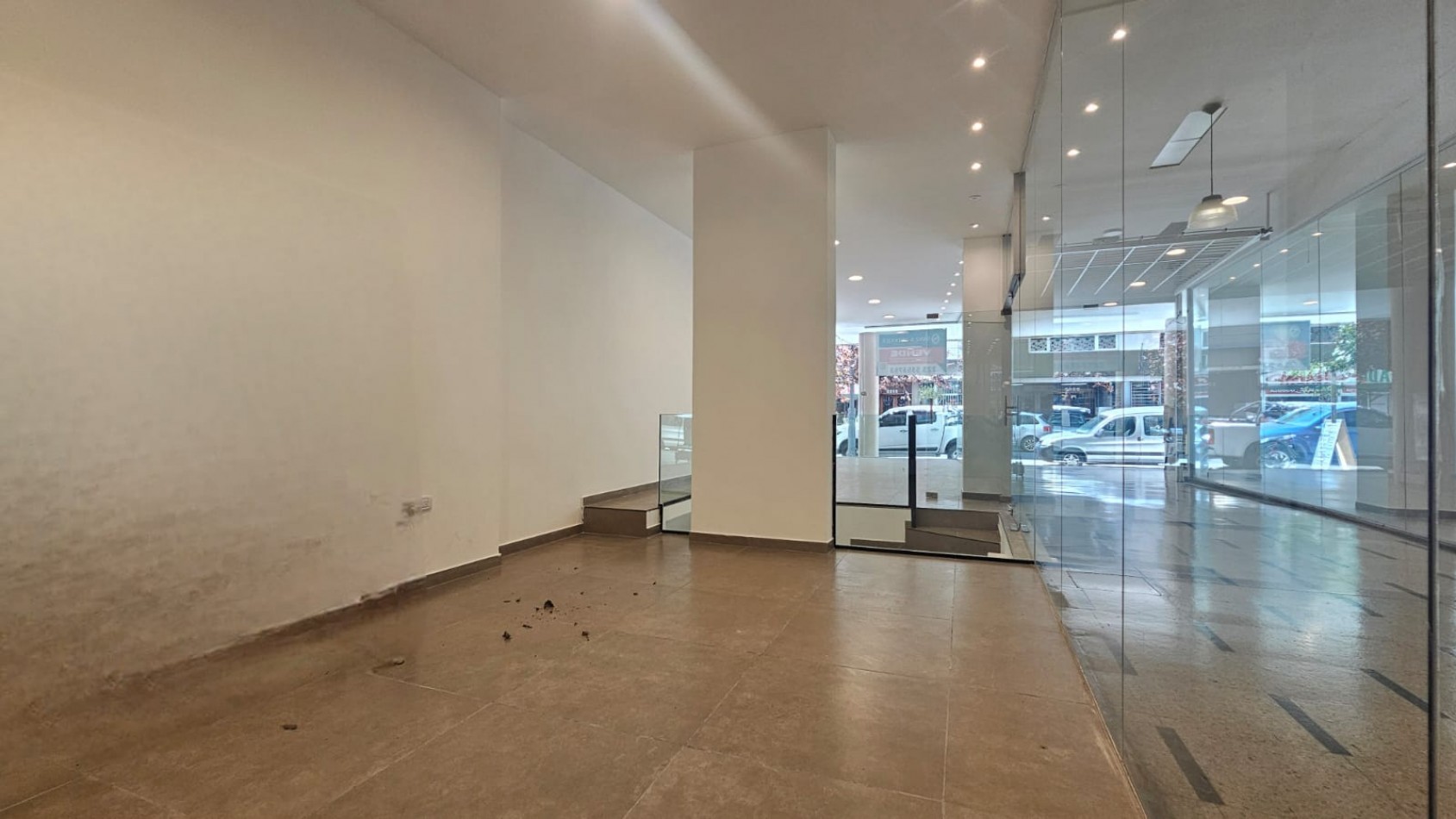 DOS LOCALES EN BLOCK A LA CALLE - GALERIA MORENO 2244, ZONA CENTRO