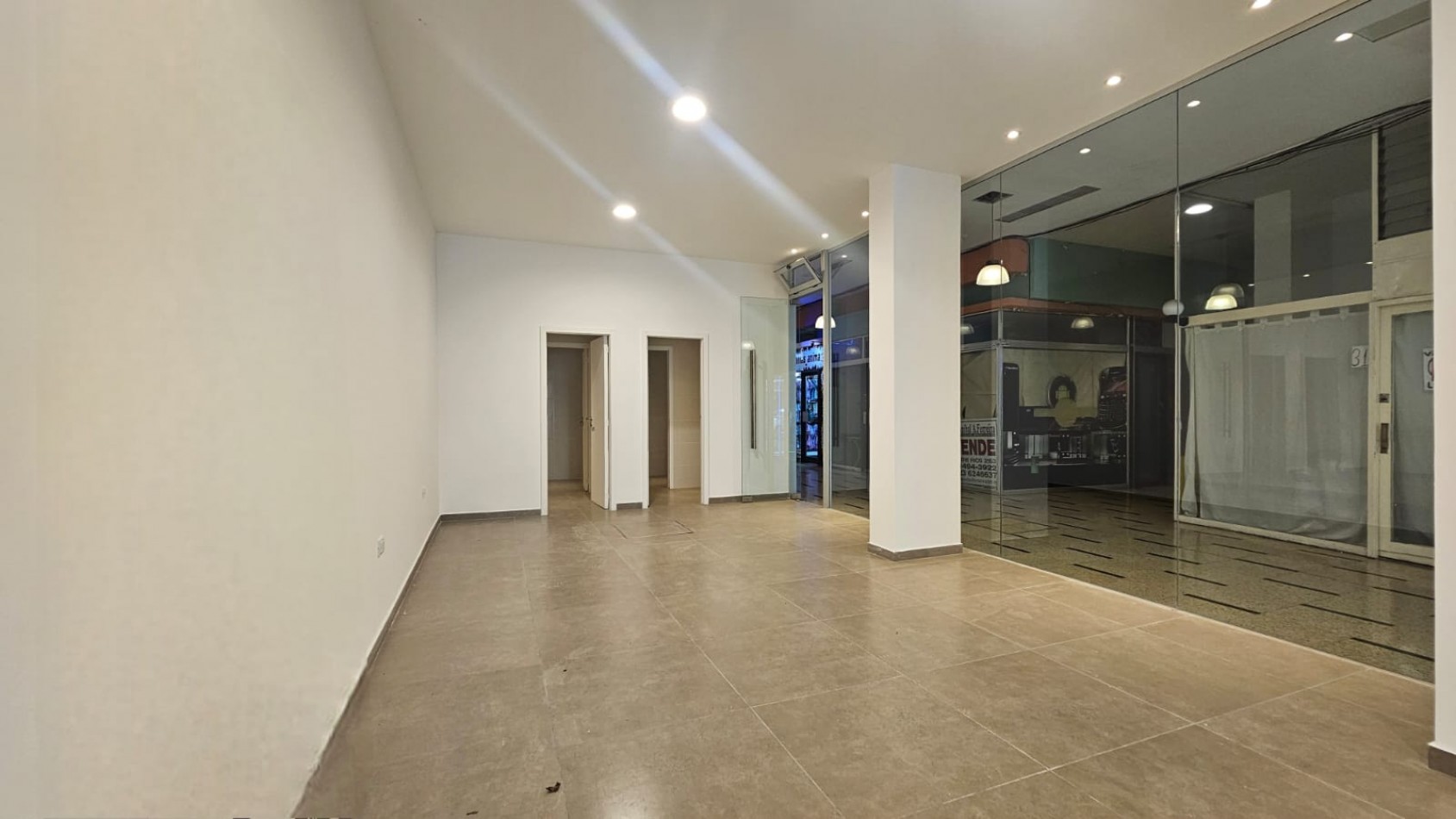 DOS LOCALES EN BLOCK A LA CALLE - GALERIA MORENO 2244, ZONA CENTRO
