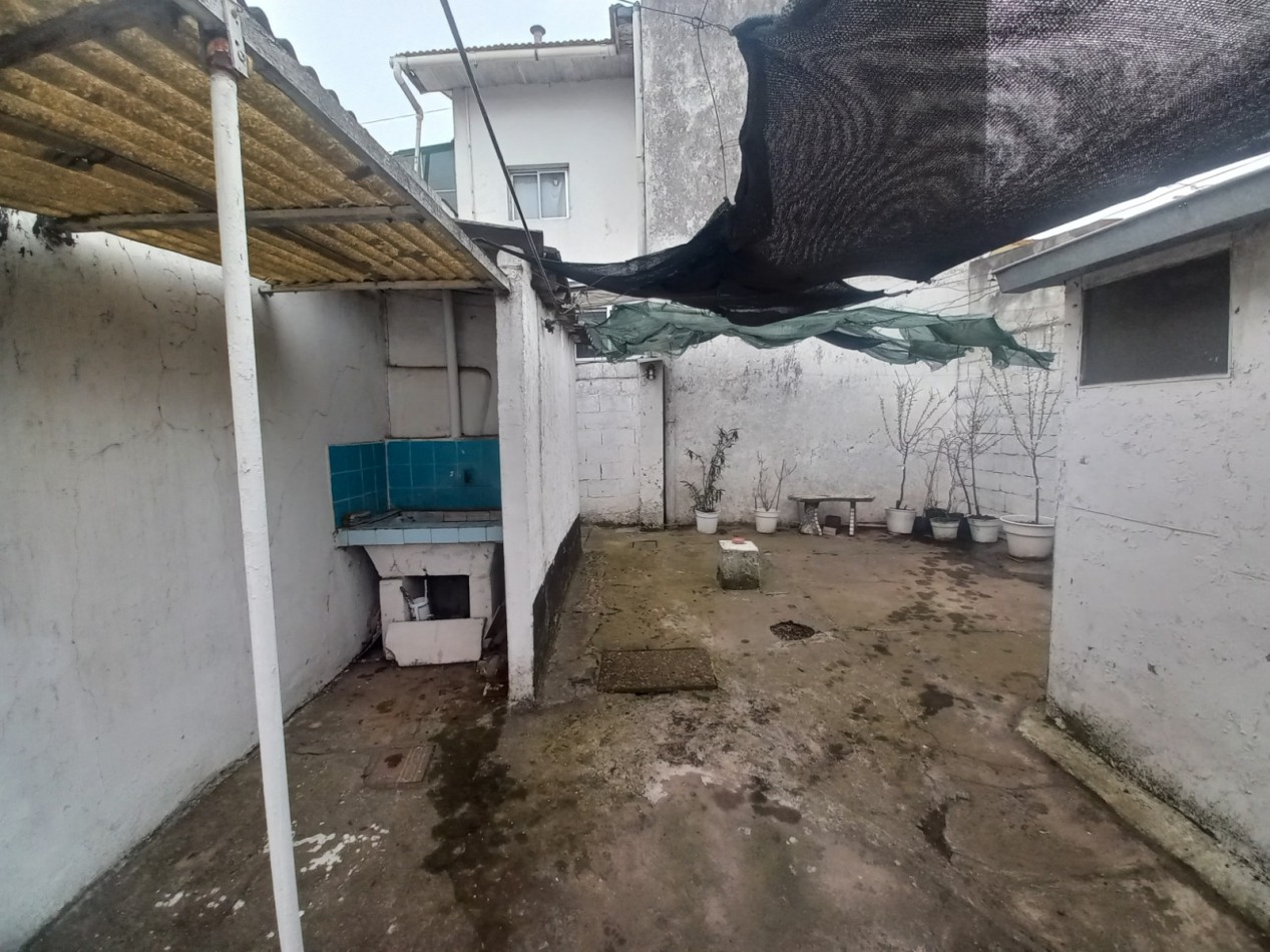 CASA A RECICLAR DE 3 AMBIENTES CON GARAJE Y PARQUE EN BARRIO SANTA MONICA - LOTE DE 10 X 28,60