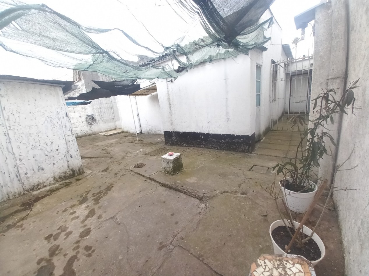 CASA A RECICLAR DE 3 AMBIENTES CON GARAJE Y PARQUE EN BARRIO SANTA MONICA - LOTE DE 10 X 28,60