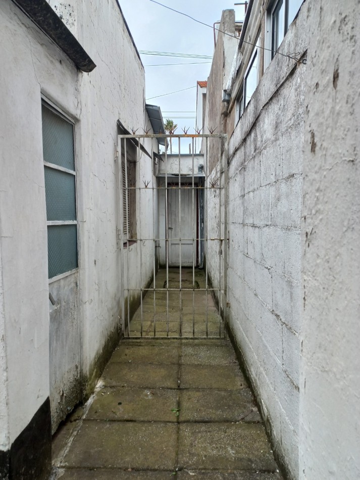 CASA A RECICLAR DE 3 AMBIENTES CON GARAJE Y PARQUE EN BARRIO SANTA MONICA - LOTE DE 10 X 28,60