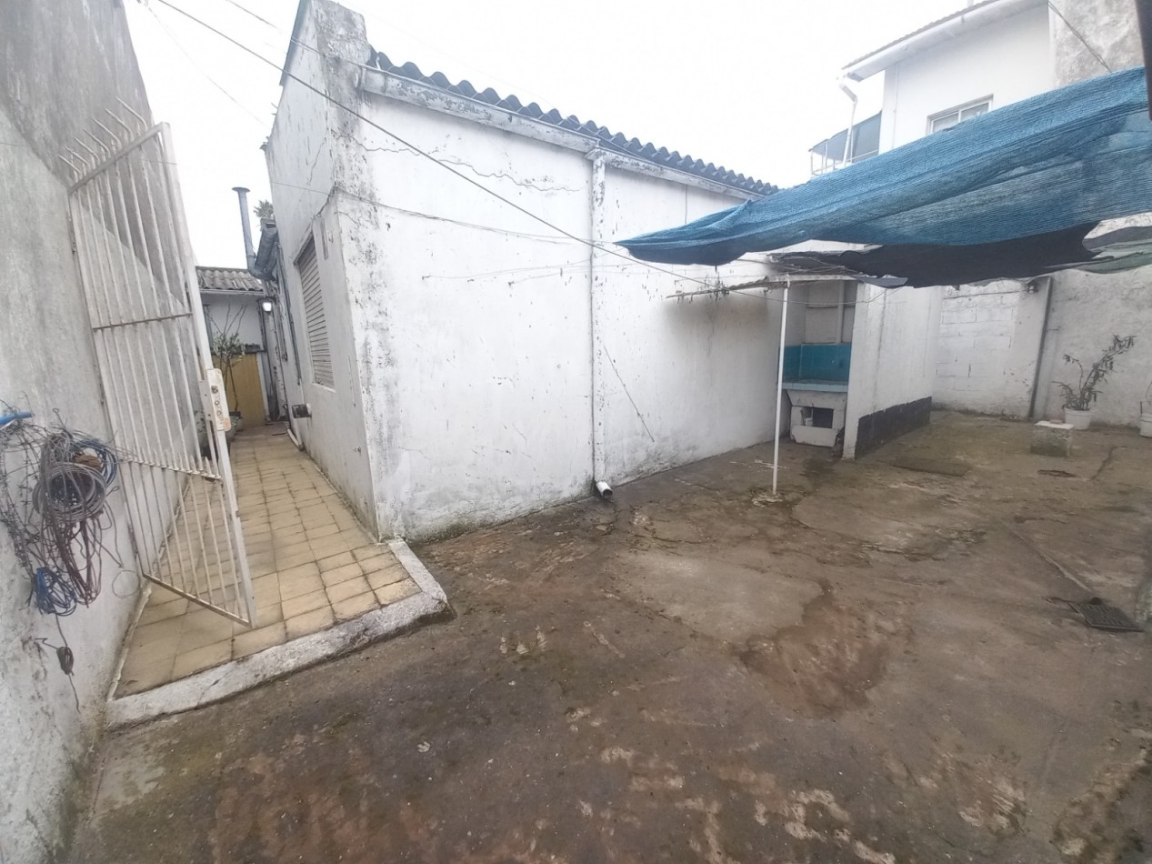 CASA A RECICLAR DE 3 AMBIENTES CON GARAJE Y PARQUE EN BARRIO SANTA MONICA - LOTE DE 10 X 28,60
