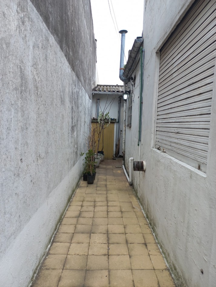 CASA A RECICLAR DE 3 AMBIENTES CON GARAJE Y PARQUE EN BARRIO SANTA MONICA - LOTE DE 10 X 28,60