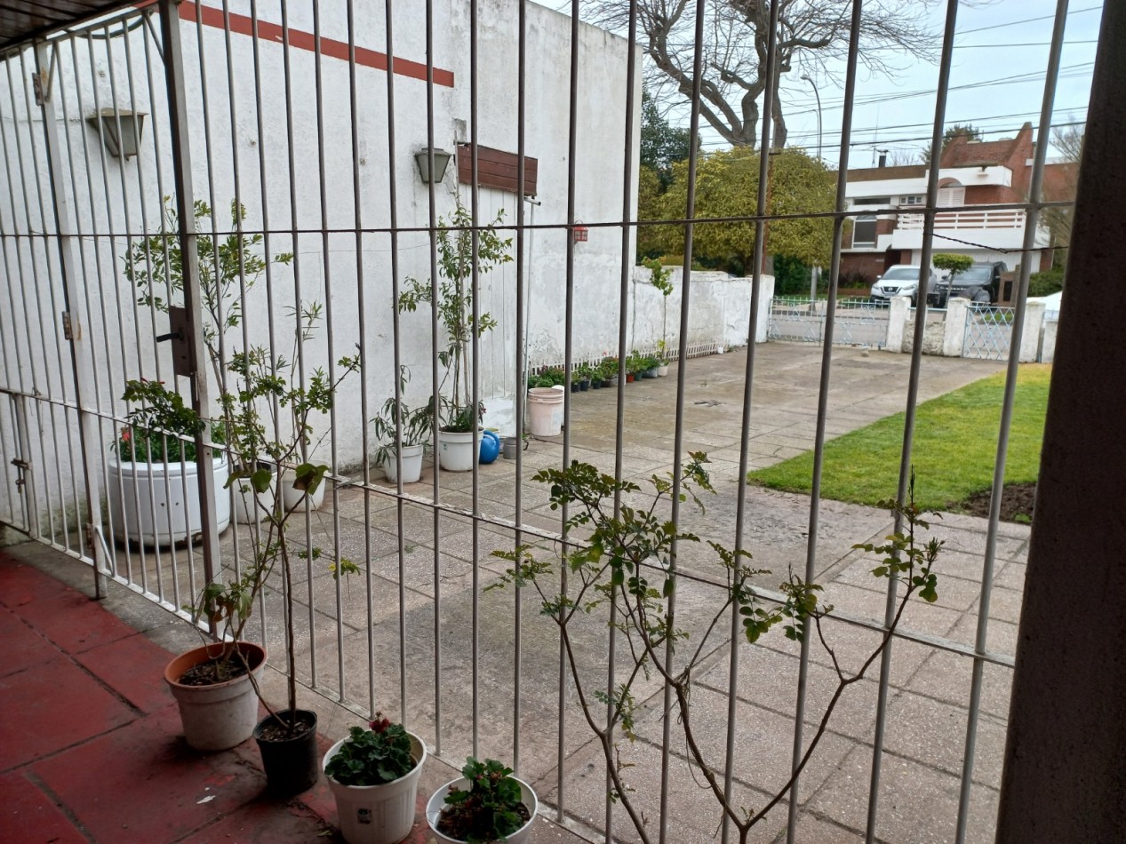 CASA A RECICLAR DE 3 AMBIENTES CON GARAJE Y PARQUE EN BARRIO SANTA MONICA - LOTE DE 10 X 28,60